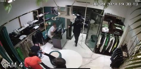 napoli video rolex rapina|Rapina in diretta in un negozio del corso: il video  .